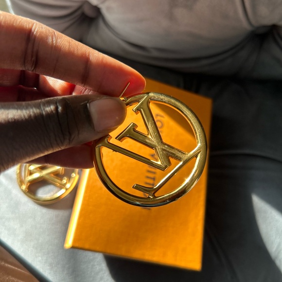 Louise Hoop Louis Vuitton Earrings - Picture 10 of 16